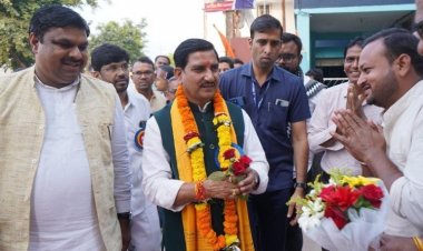 केंद्रीय राज्यमंत्री तोखन साहू पहुँचे विधायक गजेंद्र के निज निवास, भाजपा कार्यकर्त्ताओं से किये मुलाक़ात