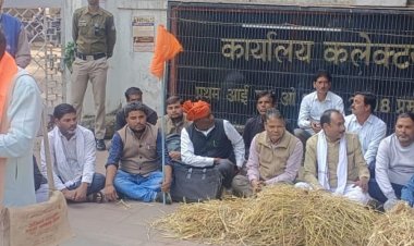 पराली जलाने पर किसानों पर मामला दर्ज:ट्रेक्टर-ट्राली लेकर कलेक्ट्रेट में किया प्रदर्शन; कलेक्टर ने की बैठक