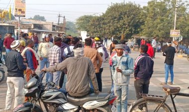 खाद नहीं मिलने से किसानों ने लगाया जाम:बोले- टोकन मिलने के बाद भी नहीं मिल पा रही खाद; पुलिस की समझाइश के बाद खोला