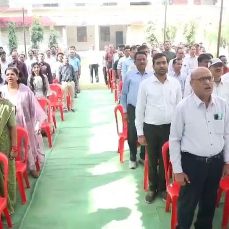 कलेक्ट्रेट परिसर में मनाया मप्र स्थापना दिवस:स्कूली बच्चों ने दिया पर्यावरण संरक्षण का संदेश, कलेक्टर ने कहा- समाज के प्रति हमारी जवाबदारी ज्यादा