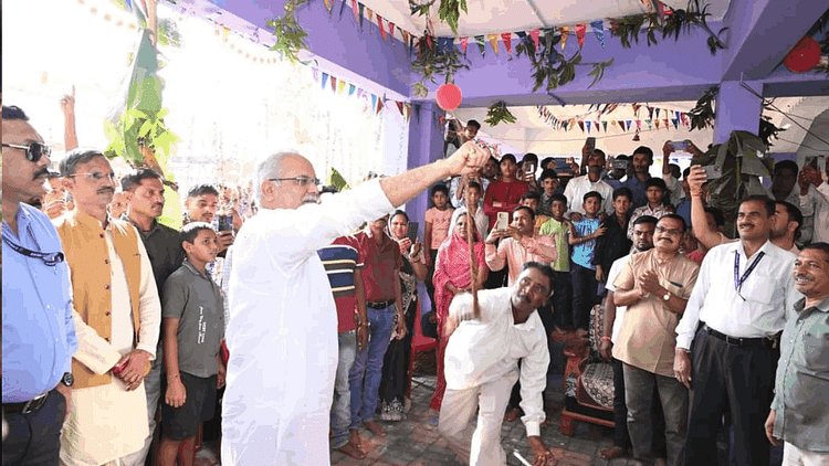 Gaura-Gauri Pooja: दिवाली से अगले दिन पूर्व CM बघेल ने निभाई सोटा प्रहार की परंपरा, जानें क्या है इसकी वजह