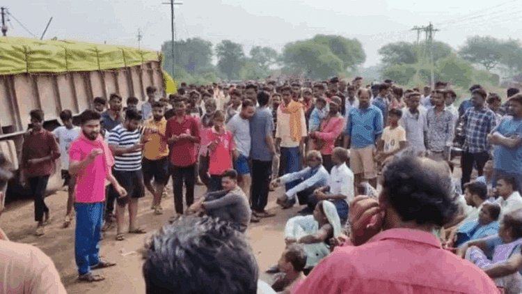 छत्तीसगढ़ में हादसा: तेज रफ्तार ट्रक की चपेट में आए तीन बाइक सवार, भाई-बहन और भांजे की मौत