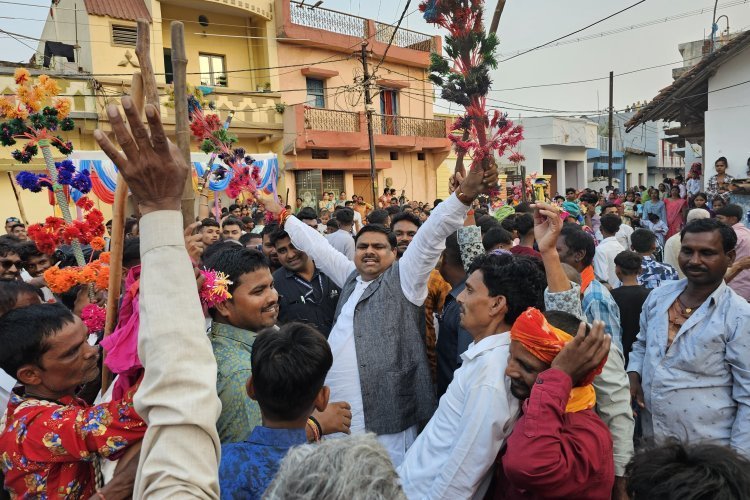 मातर तिहार : दईहान पहुँचे विधायक गजेन्द्र यादव, फुलेता लेकर दोहा लगाए, और गाय को सोहाई बांधे 