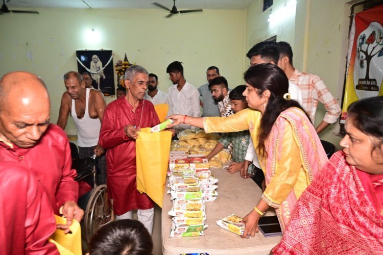 दिवाली के पहले बांटा ‘खुशियों’ वाला गिफ्ट, भावुक हो गए इस वृद्धाश्रम के बुजुर्ग..