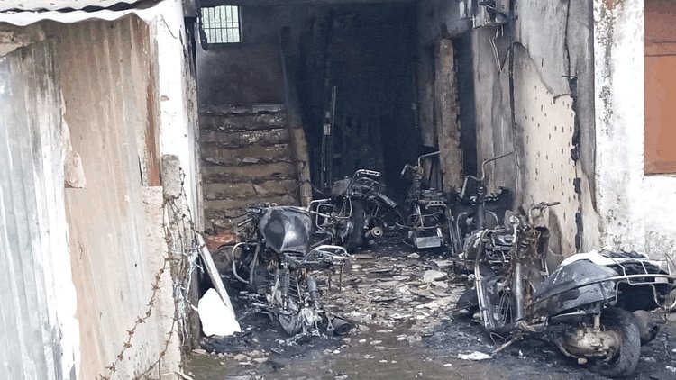 Chhattisgarh Fire: बिल्डिंग में शॉर्ट सर्किट से आग, कई गाडियां जलीं; आस-पास के मकान भी आए चपेट में
