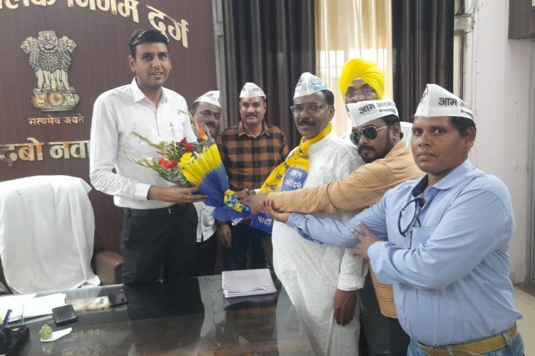 संजय सिंह के नेतृत्व में आप कार्यकर्ता मिले नए आयुक्त से, कहा अब निगम की कार्यप्रणाली में  आयेगा सुधार..