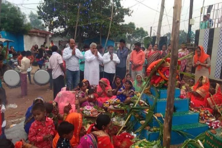 छठ पूजा में सूर्य को दिया जा रहा अर्ध्य ,छठ मैया से सुखसमृद्धि की कामना की & वोरा 