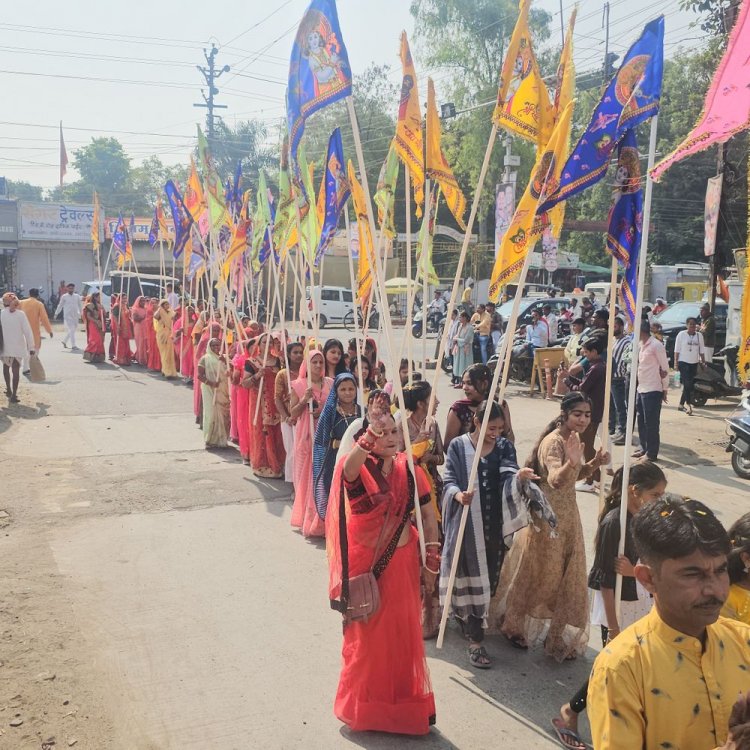 शाजापुर के मां राजराजेश्वरी मंदिर से निकाली निशान यात्रा:महिला-पुरुष हुए शामिल; कल खाटू श्याम मंदिर में होगा भजन संध्या का आयोजन