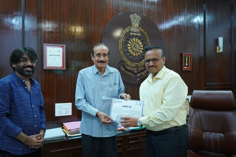 पुलिस महानिरीक्षक दुर्ग रेंज ने साइबर जागरुक नागरिक को किया सम्मानित