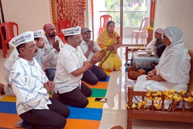 संजय सिंह के नेतृत्व में आप कार्यकर्ताओं ने माताजी से लिया आशीर्वाद..        