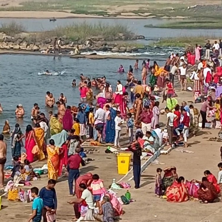 कार्तिक पूर्णिमा पर नर्मदा स्नान करने श्रद्धालु की उमड़ी भीड़:मंडला में संगम और माहिष्मती घाट में चल रहे धार्मिक आयोजन