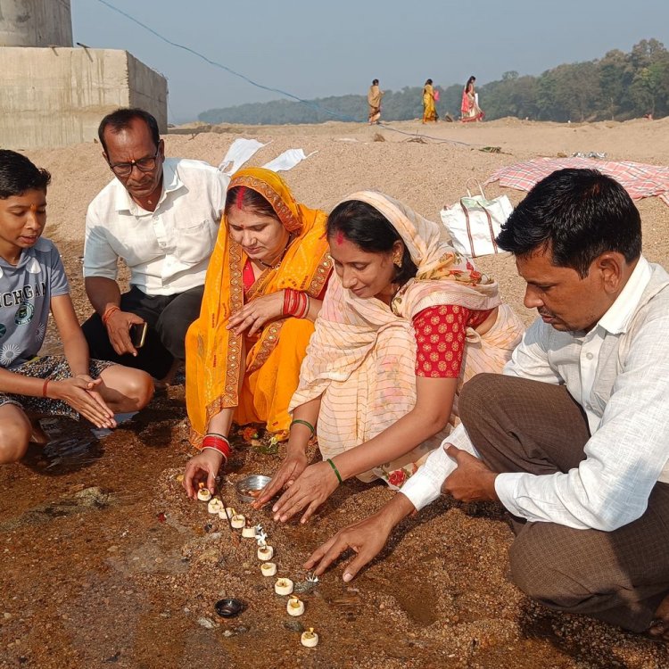 बालाघाट में कार्तिक पूर्णिमा पर लोगों ने की पूजा:वैनगंगा नदी में स्नान और दीपदान करने पहुंचे श्रद्धालु