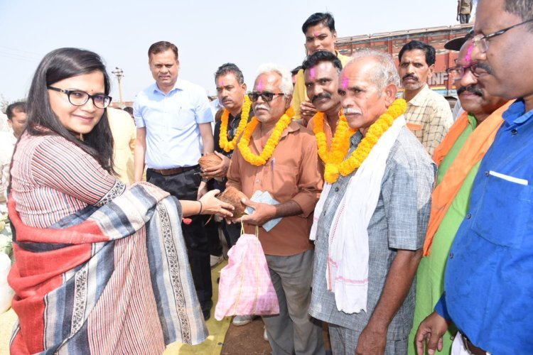 संभाग आयुक्त सत्यनारायण राठौर एवं कलेक्टर सुश्री ऋचा प्रकाश चौधरी ने किया धान केंद्रों का निरीक्षण