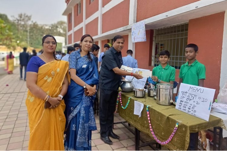 बाल दिवस पर स्वामी आत्मानंद शासकीय अंग्रेजी माध्यम विद्यालय दीपक नगर दुर्ग में 'आनंद मेला..