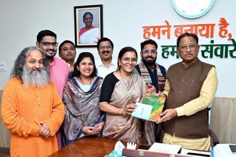 सीएम साय को आर्ट ऑफ लिविंग का न्यौता, डॉ. शैलजा ने टीम के साथ की मुलाकात