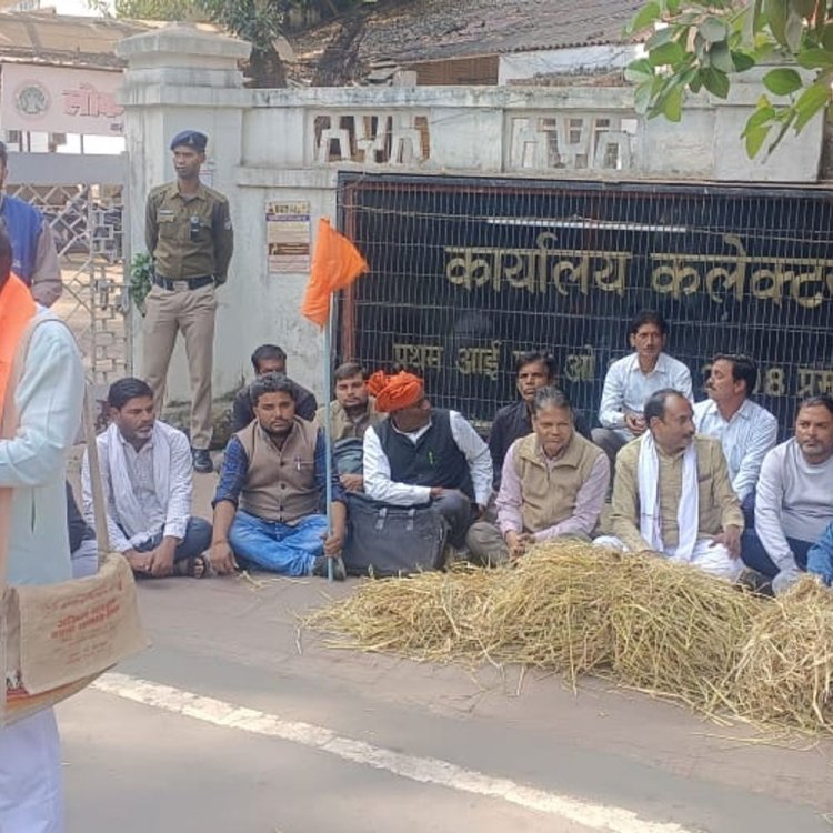 पराली जलाने पर किसानों पर मामला दर्ज:ट्रेक्टर-ट्राली लेकर कलेक्ट्रेट में किया प्रदर्शन; कलेक्टर ने की बैठक