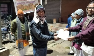 रायसेन में हॉकर्स को गर्म कपड़े बांटे गए:फोर्ट क्लब के सदस्य बोले- सर्दी में घरों में अखबार पहुंचाने वालों को ठंड से बचाना जरूरी