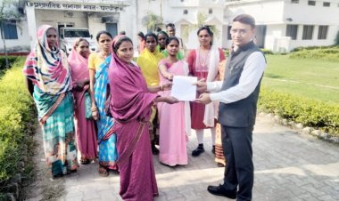 शराब दुकान हटाने की मांग लेकर महिला पहुंची कलेक्टोरेट