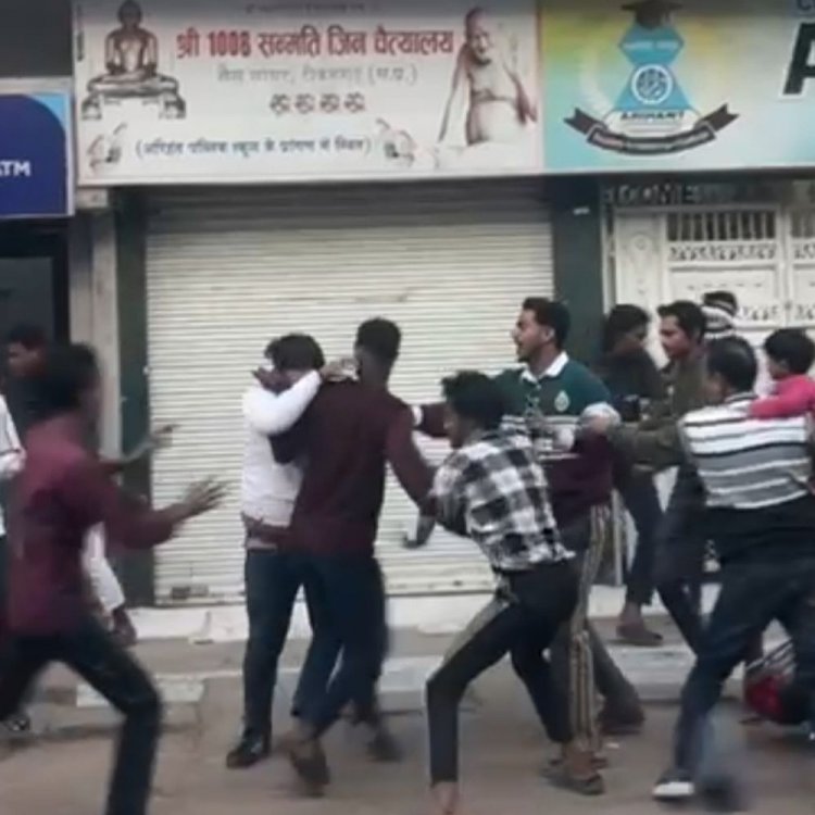 टीकमगढ़ में बाइक टकराने को लेकर हुआ विवाद:बीच सड़क पर दो पक्षों में मारपीट, पुलिस ने कराया समझौता