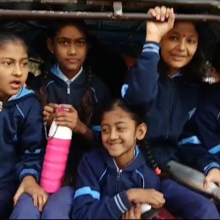 टीकमगढ़ में स्कूली बच्चों की सुरक्षा में लापरवाही:स्कूली वाहनों में भरे क्षमता से अधिक बच्चे, टैक्सियों में नहीं लगे सेफ्टी गार्ड