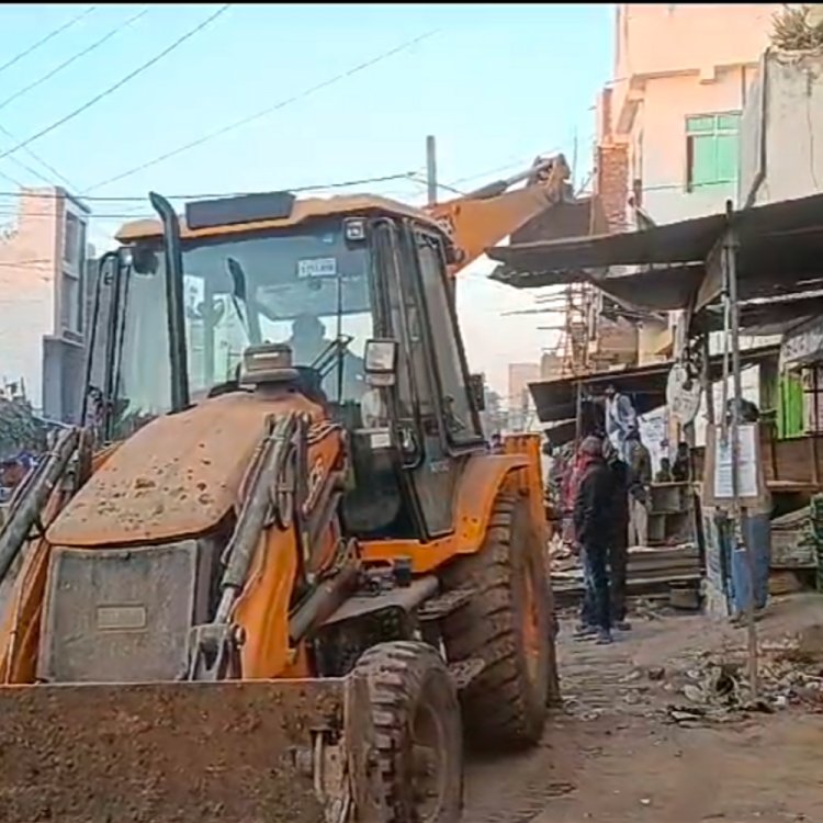 मुरैना में चला नगर निगम का बुलडोजर:अंबाह रोड पर दशकों पुराने फैले अतिक्रमण पर कार्रवाई, अतिरिक्त पुलिस बल की तैनाती की थी