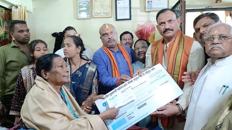 Durg: स्वास्थ्य मंत्री श्याम बिहारी जायसवाल ने पद्मश्री तीजन बाई का जाना हाल, दिया पांच लाख रुपये का चेक