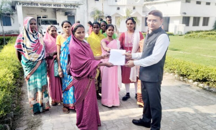 शराब दुकान हटाने की मांग लेकर महिला पहुंची कलेक्टोरेट