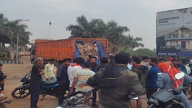 Durg: जानवरों के चमड़े से भरे ट्रक को पुलिस ने किया जब्त, महाराष्ट्र से कोलकाता जाते समय कार्रवाई