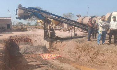 Durg: नंदिनी में डामर फैक्टरी में हाइवा की चपेट में आने से श्रमिक की मौत, परिजनों ने मुआवजे के लिए किया हंगामा