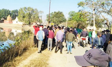 तालाब में बाइक सहित युवक की लाश मिली, जांच में जुटी पुलिस