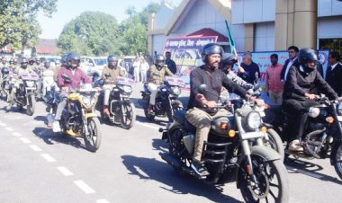 सडक़ सुरक्षा माह: हेलमेट जागरूकता रैली निकाली