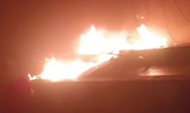 शॉर्ट सर्किट से नमकीन फैक्ट्री में आग:एक घंटे में पाया काबू, नमकीन और कच्चा माल जलकर राख