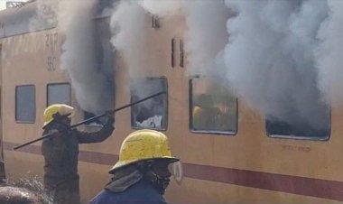 Durg: खड़ी ट्रेन की एसी बोगी में लगी आग, मौके पर पहुंचे दमकल कर्मी, शॉर्ट सर्किट से आग लगने की संभावना