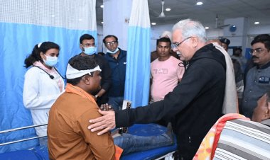 हादसों का गढ़ दुर्ग: देर रात सड़क दुर्घटना में दो की मौत, 14 घायलों से मिलने अस्पताल पहुंचे पूर्व सीएम बघेल