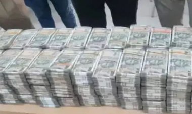 CG: दुर्ग-राजनांदगांव बॉर्डर पर कार में मिला एक करोड़ कैश, ट्रैक्टर शोरुम का मालिक बताया जा रहा चालक