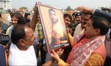 मुख्यमंत्री डॉ.मोहन यादव का डेस्टिनेशन कैबिनेट के लिए महेश्वर पहुंचने पर हेलीपेड पर लोकमाता देवी अहिल्याबाई होल्कर का चित्र भेंटकर स्वागत किया गया।