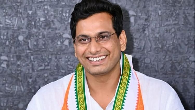 CG: रायपुर सेंट्रल जेल में बंद विधायक देवेन्द्र यादव की बिगड़ी तबीयत, हॉस्पिटल में भर्ती, ऑपरेशन की तैयारी