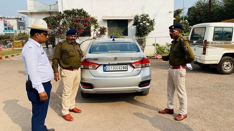 Durg: टोल बचाने के लिए बन जाता था फर्जी पुलिस, नीली बत्ती लगाकर झाड़ता था रौब, पुलिस ने किया गिरफ्तार