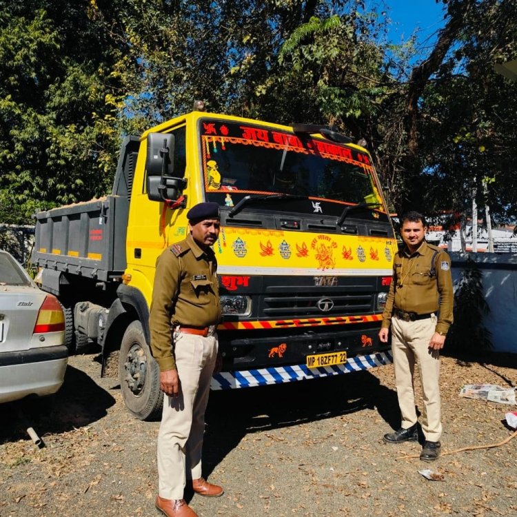 शहडोल में दिनदहाड़े हो रहा था रेत का अवैध परिवहन:वैध दस्तावेज नहीं मिले, पुलिस ने मिनी ट्रक चालक को गिरफ्तार किया