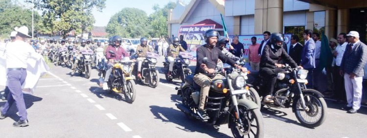 सडक़ सुरक्षा माह: हेलमेट जागरूकता रैली निकाली