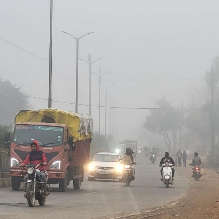 आगर मालवा में फिर कोहरे की दस्तक:घने कोहरे से वाहनों की रफ्तार घटी, बादलों के बीच मावठे की बारिश के आसार