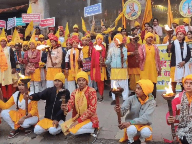 विवेकानंद जयंती पर मंडीदीप में निकली मशाल रैली:108 कन्याओं ने थामी मशालें, 600 युवाओं ने दी भागीदारी; गायत्री महायज्ञ की तैयारियां शुरू