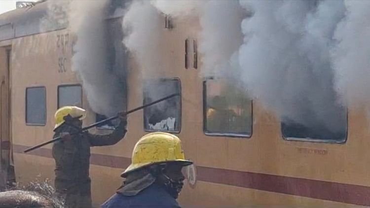 Durg: खड़ी ट्रेन की एसी बोगी में लगी आग, मौके पर पहुंचे दमकल कर्मी, शॉर्ट सर्किट से आग लगने की संभावना