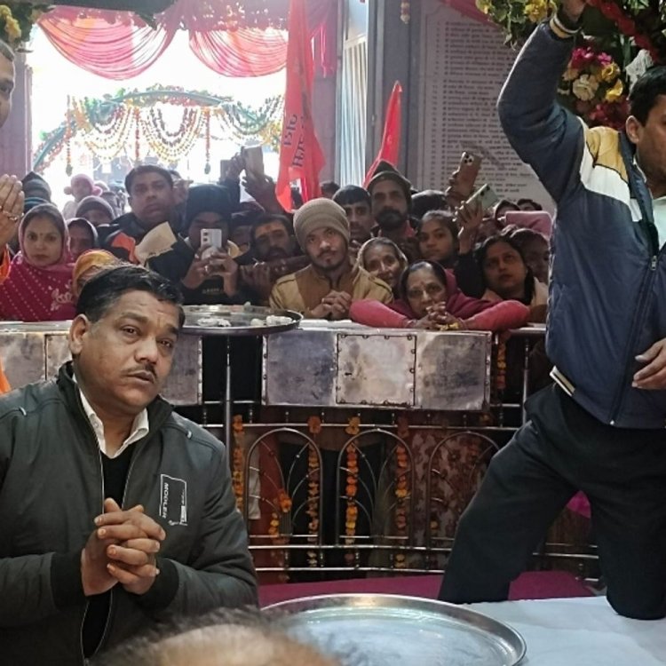 घर-घर मन रहा मकर संक्रांति पर्व:सुबह-सुबह मंदिरों में पहुंचे श्रद्धालु, तिल से की पूजा, गरीबों में बांटी गजक-कंबल