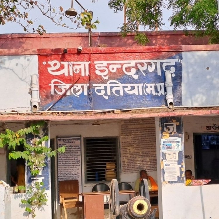 20 साल की युवती से रेप कर वीडियो बनाया:41 वर्षीय पड़ोसी ने कई दिनों तक प्रताड़ित किया, पुलिस ने ग्वालियर रोड से दबोचा