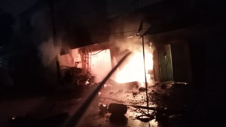 Durg Fire: दुकान में लगी भीषण आग, सिलेंडर में एक के बाद एक हुए कई धमाके; इलाके में मचा हड़कंप