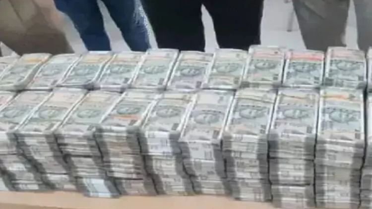 CG: दुर्ग-राजनांदगांव बॉर्डर पर कार में मिला एक करोड़ कैश, ट्रैक्टर शोरुम का मालिक बताया जा रहा चालक