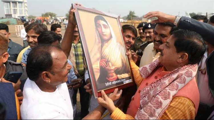 मुख्यमंत्री डॉ.मोहन यादव का डेस्टिनेशन कैबिनेट के लिए महेश्वर पहुंचने पर हेलीपेड पर लोकमाता देवी अहिल्याबाई होल्कर का चित्र भेंटकर स्वागत किया गया।