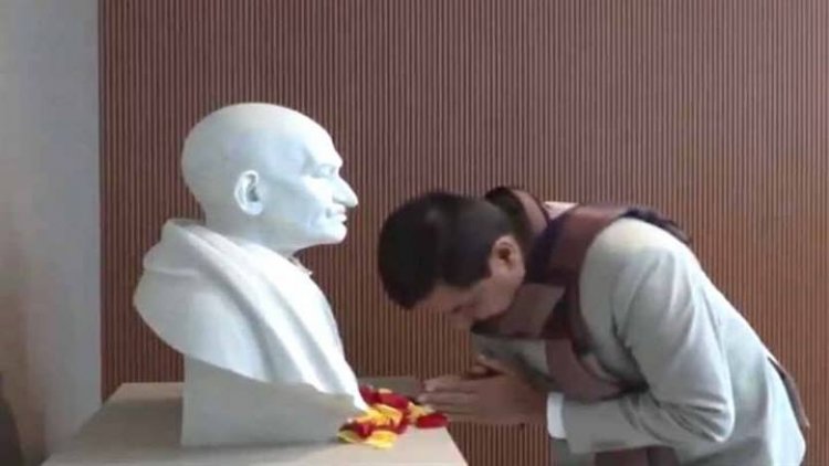 मुख्यमंत्री डॉ. मोहन यादव ने महात्मा गांधी की 77 वीं पुण्यतिथि पर जापान के कोबे शहर में उनकी प्रतिमा पर पुष्पांजलि अर्पित की।