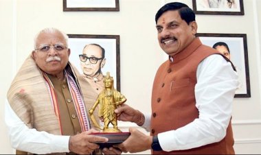 मुख्यमंत्री डॉ. मोहन यादव ने केंद्रीय मंत्री श्री मनोहर लाल खट्टर को समत्व भवन अंगवस्त्रम के साथ राजा भोज की प्रतिमा भी प्रतीक स्वरूप भेंट की।